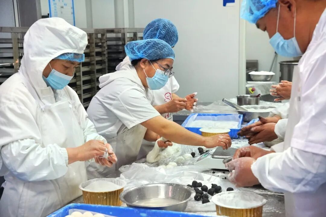每天“手搓”7000只湯圓！松江這家企業(yè)元宵節(jié)前“馬力全開”